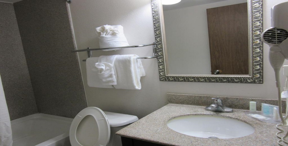 Charleston Grand Hotel - Guest Bathroom